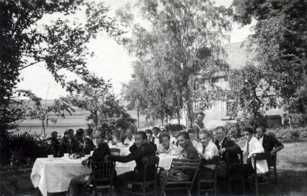 Kaffeetafel hinter dem Kasino